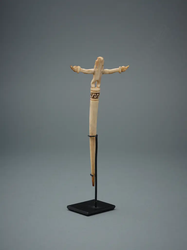Carved bone pin figure – Tanimbar, Image 1++